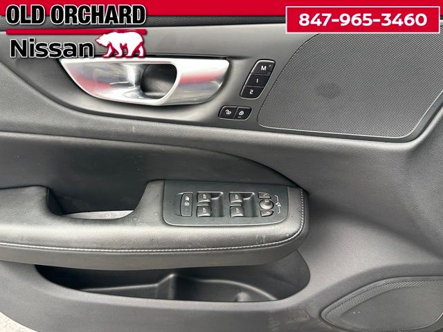 2025 Volvo V60 Cross Country B5 Plus — photo 11 of 22