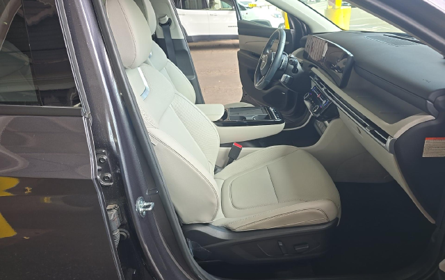 2025 Hyundai Tucson Hybrid Limited — photo 6 of 8