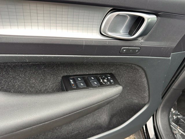 2021 Volvo XC40 Momentum — photo 20 of 28
