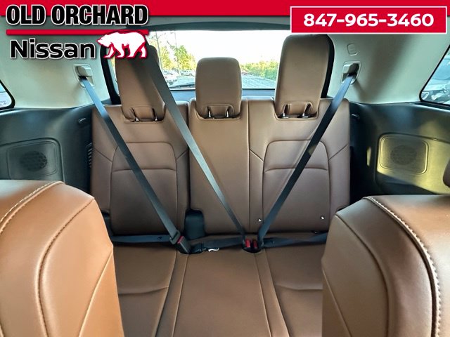 2023 Nissan Pathfinder Platinum — photo 13 of 23