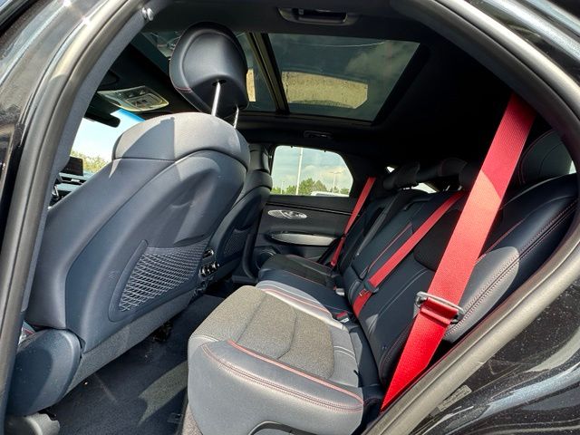 2023 Genesis GV70 2.5T — photo 15 of 37