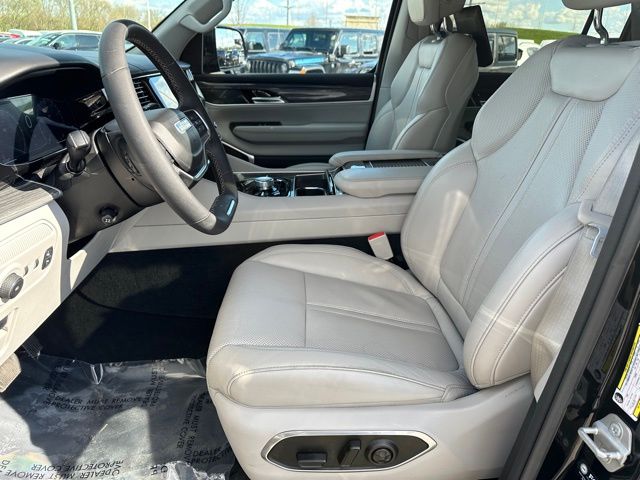 2022 Jeep Wagoneer Series III — photo 21 of 36