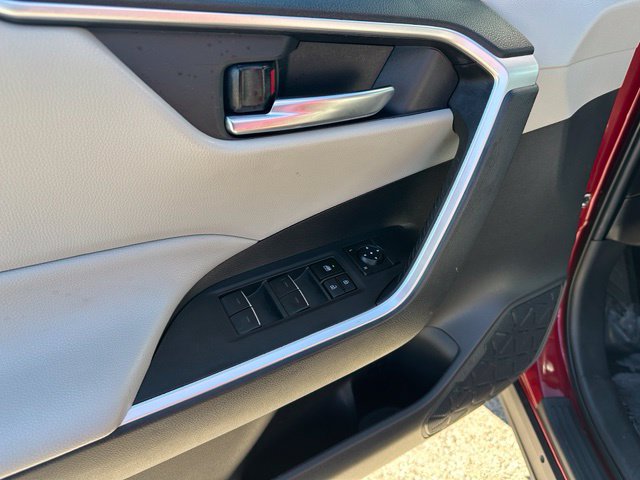 2024 Toyota RAV4 Hybrid XLE — photo 20 of 29
