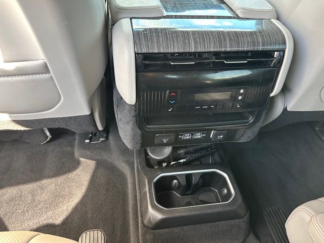 2022 Jeep Wagoneer Series III — photo 20 of 36