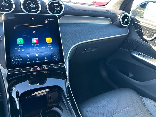 2025 Mercedes-Benz GLC GLC 300 — photo 18 of 30