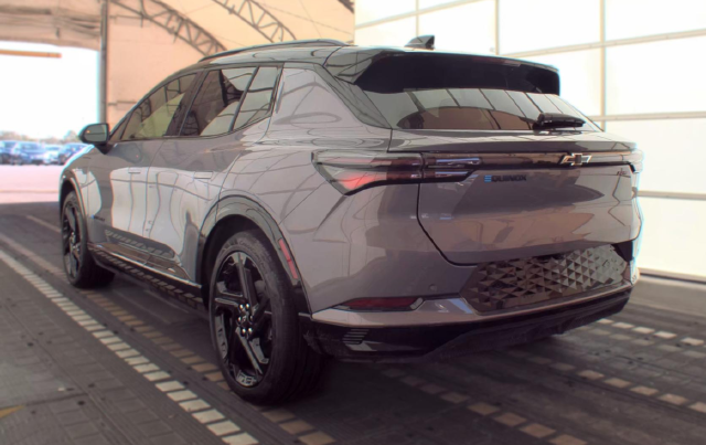 2024 Chevrolet Equinox EV RS — photo 4 of 9